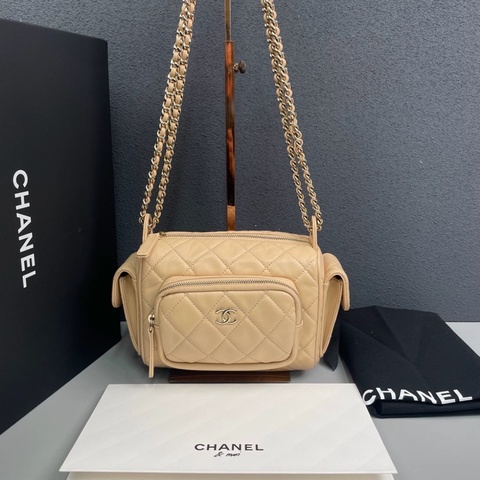 Chanel香奈兒 24K奶茶色全皮相機包 。晶片款