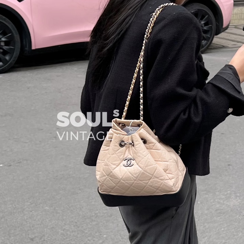 香奈兒流浪後背包Chanel黑拚米鞣製牛皮霧銀中號流浪後背包-1