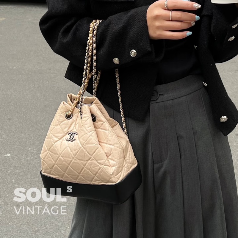 香奈兒流浪後背包Chanel黑拚米鞣製牛皮霧銀中號流浪後背包-2