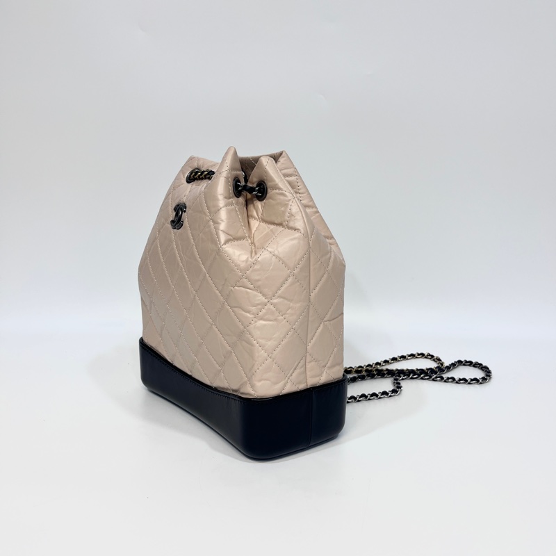 香奈兒流浪後背包Chanel黑拚米鞣製牛皮霧銀中號流浪後背包-8