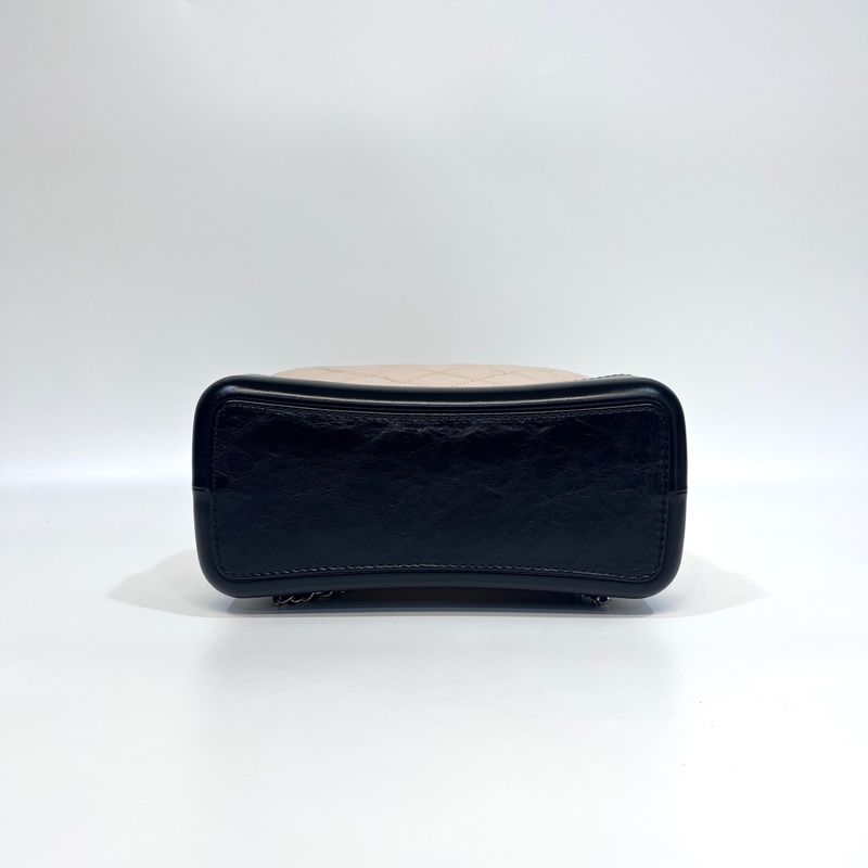 香奈兒流浪後背包Chanel黑拚米鞣製牛皮霧銀中號流浪後背包-10