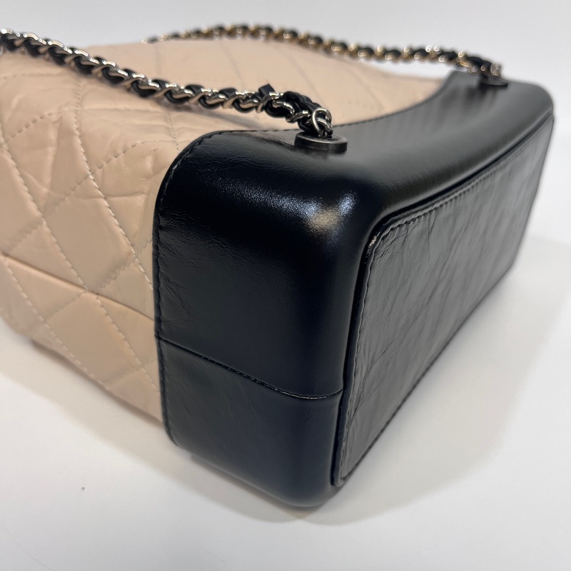 香奈兒流浪後背包Chanel黑拚米鞣製牛皮霧銀中號流浪後背包-15