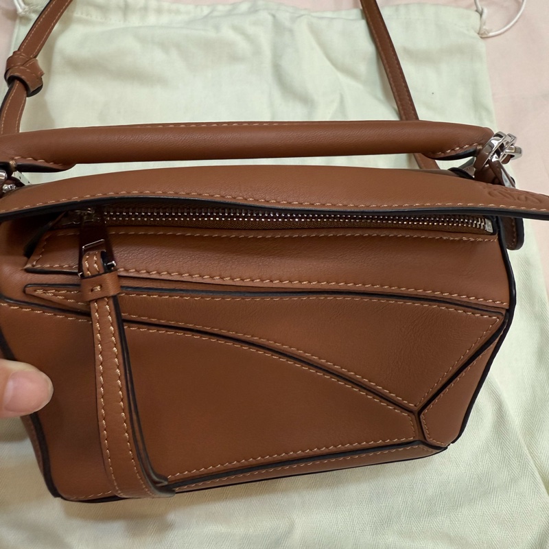loewe Mini Puzzle Edge bag in classic calfskin 焦糖色-1