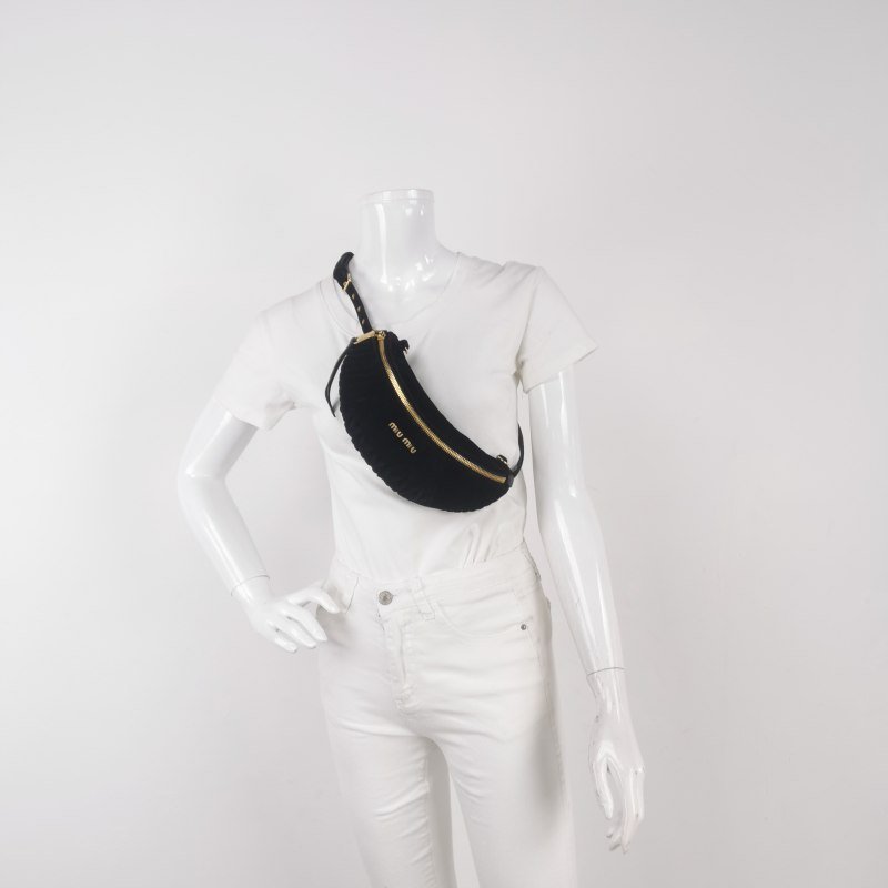 Miu Miu羊皮絨布純色褶皺字母logo拉鏈斜挎包腰包胸包-1