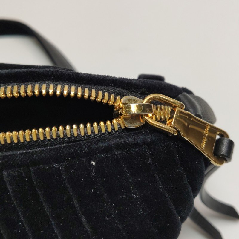 Miu Miu羊皮絨布純色褶皺字母logo拉鏈斜挎包腰包胸包-12