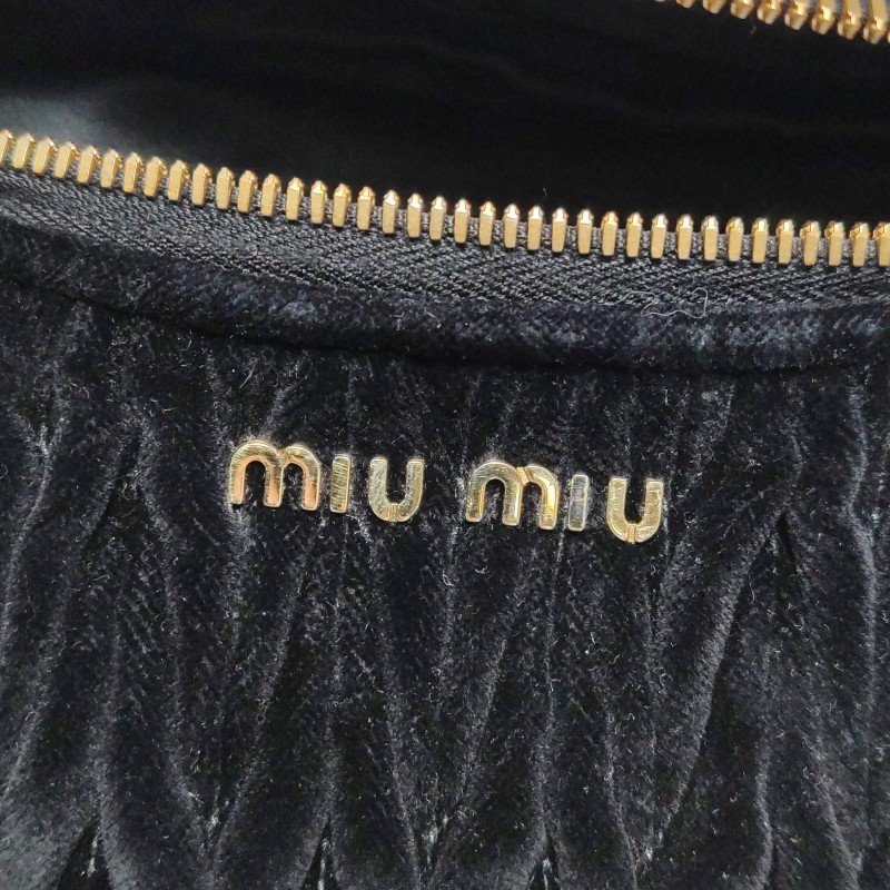 Miu Miu羊皮絨布純色褶皺字母logo拉鏈斜挎包腰包胸包-13