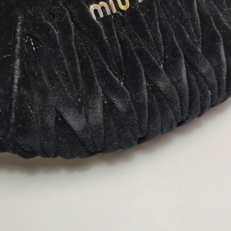 Miu Miu羊皮絨布純色褶皺字母logo拉鏈斜挎包腰包胸包-15