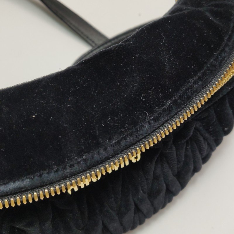 Miu Miu羊皮絨布純色褶皺字母logo拉鏈斜挎包腰包胸包-16