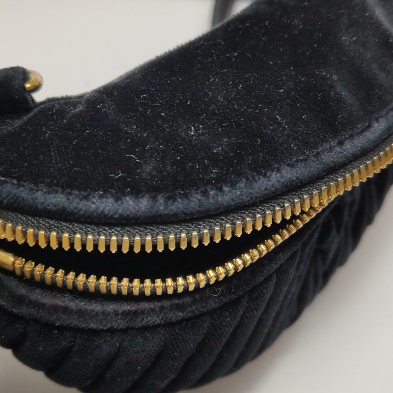 Miu Miu羊皮絨布純色褶皺字母logo拉鏈斜挎包腰包胸包-18