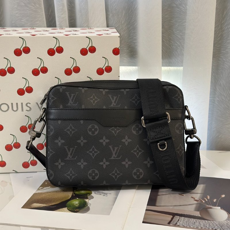 LOUIS VUITTON Trio三合一黑武士郵差包-0