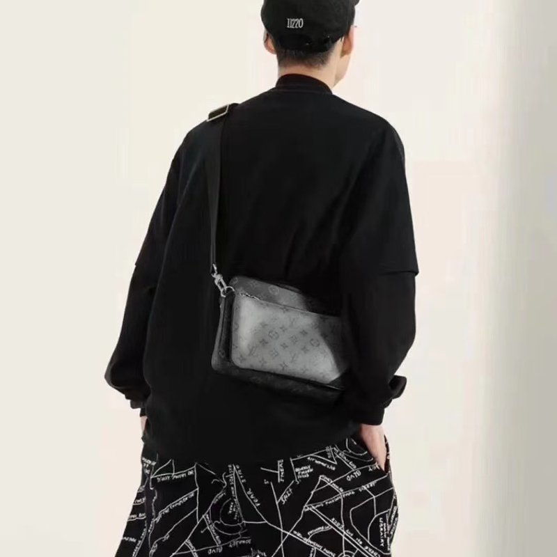 LOUIS VUITTON Trio三合一黑武士郵差包-1