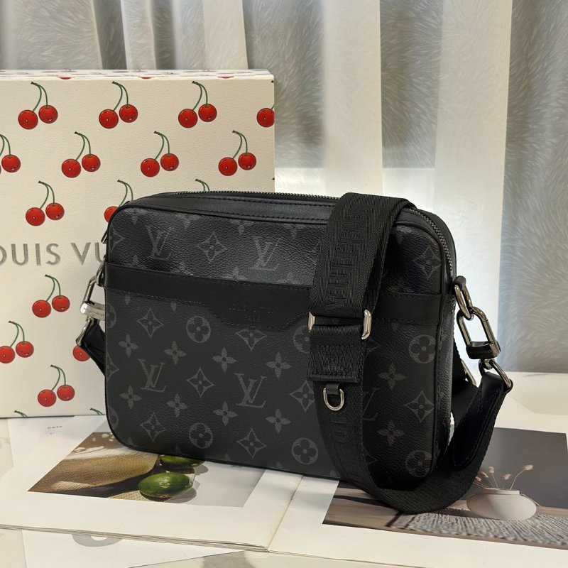 LOUIS VUITTON Trio三合一黑武士郵差包-3