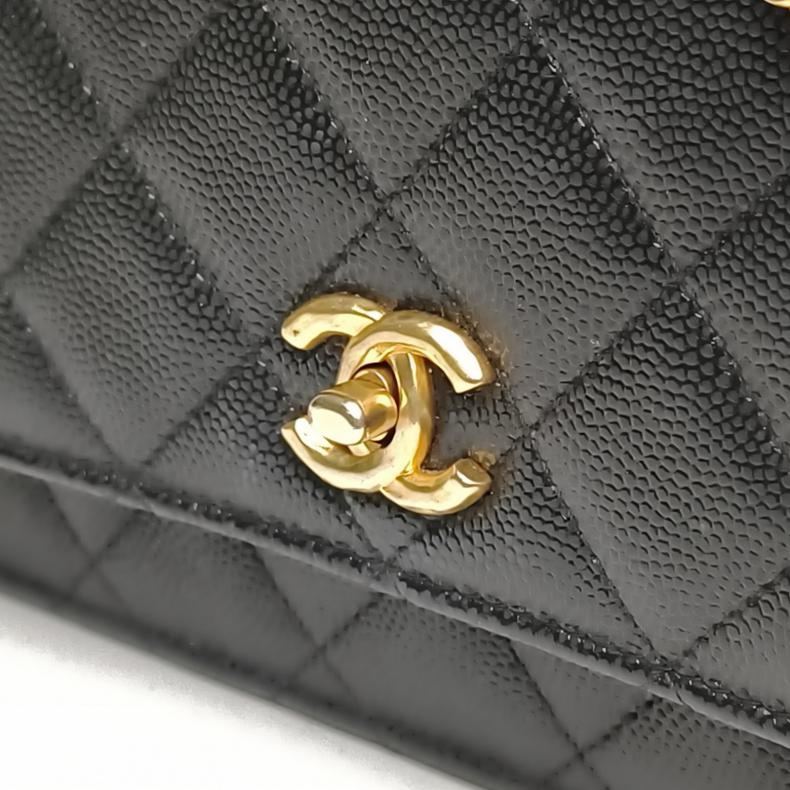 CHANEL 黑色荔枝牛皮晶片開金扣24ACFWOC菱格紋金幣鏈條肩背包-4