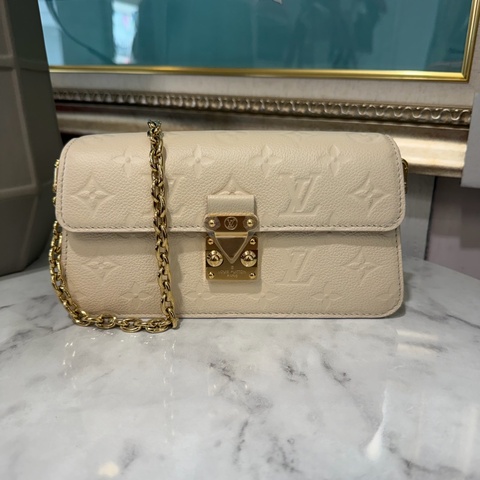 LV 白牛皮壓紋WalletOnChain Metis金釦下蓋肩背鍊包M82836