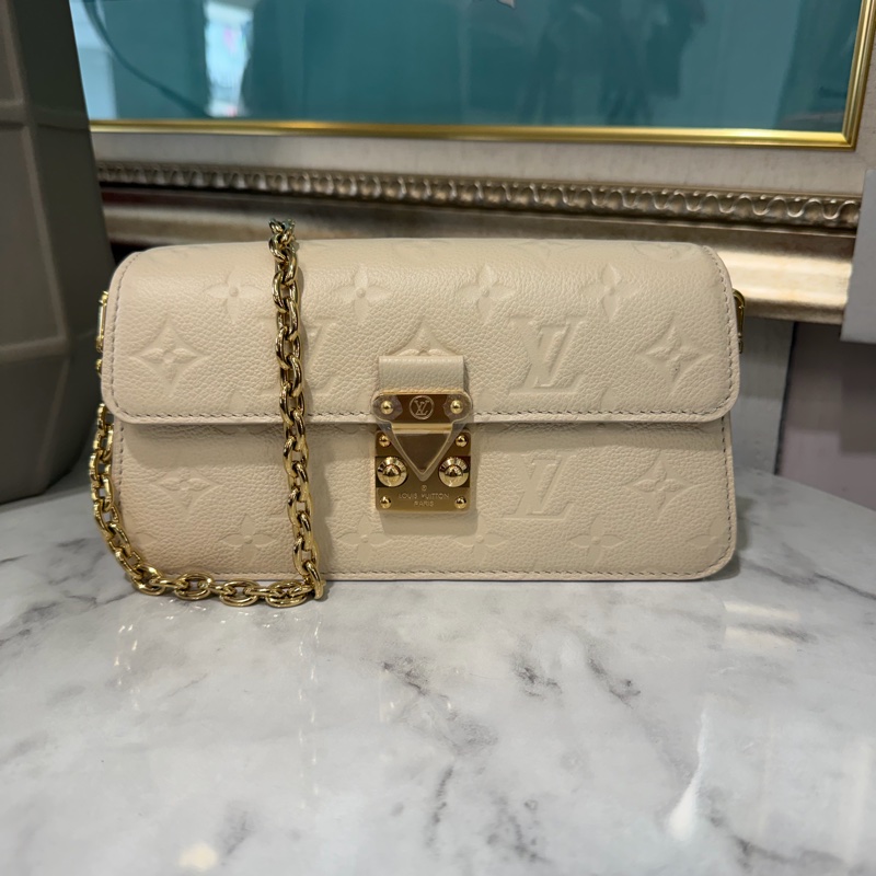 LV 白牛皮壓紋WalletOnChain Metis金釦下蓋肩背鍊包M82836-0