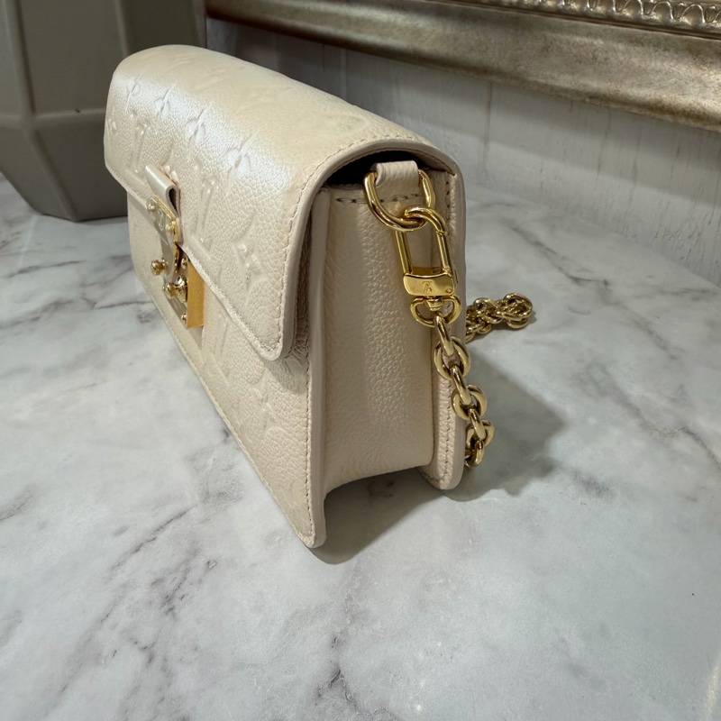 LV 白牛皮壓紋WalletOnChain Metis金釦下蓋肩背鍊包M82836-2