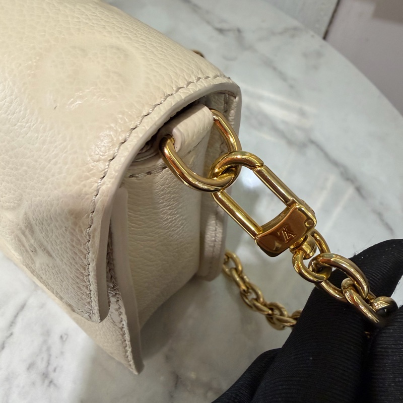 LV 白牛皮壓紋WalletOnChain Metis金釦下蓋肩背鍊包M82836-5
