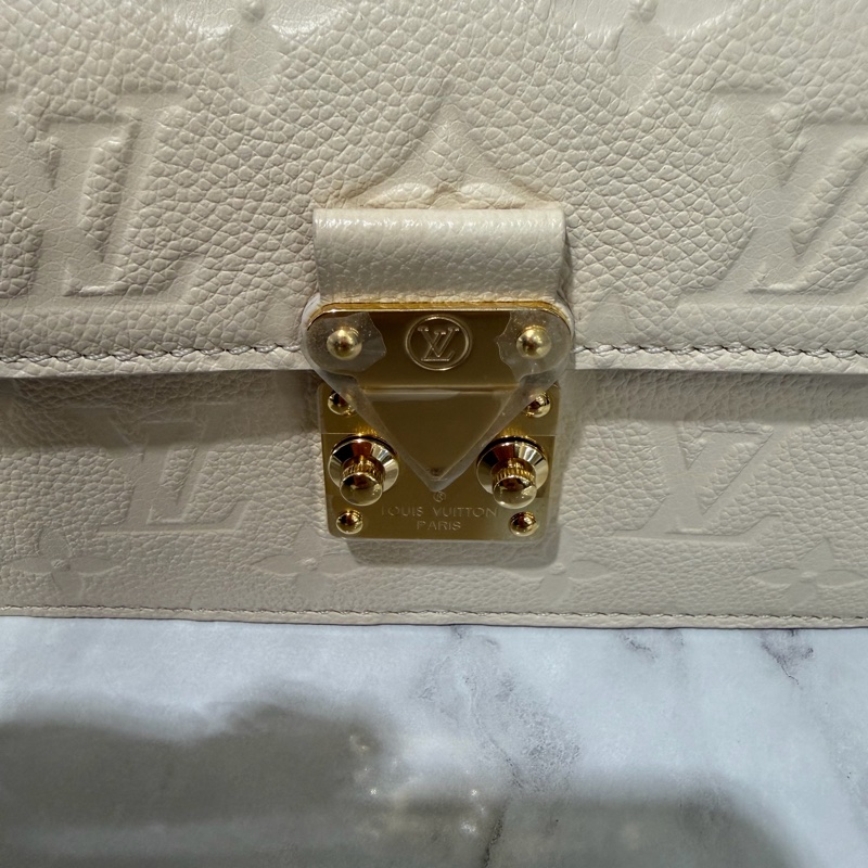 LV 白牛皮壓紋WalletOnChain Metis金釦下蓋肩背鍊包M82836-6