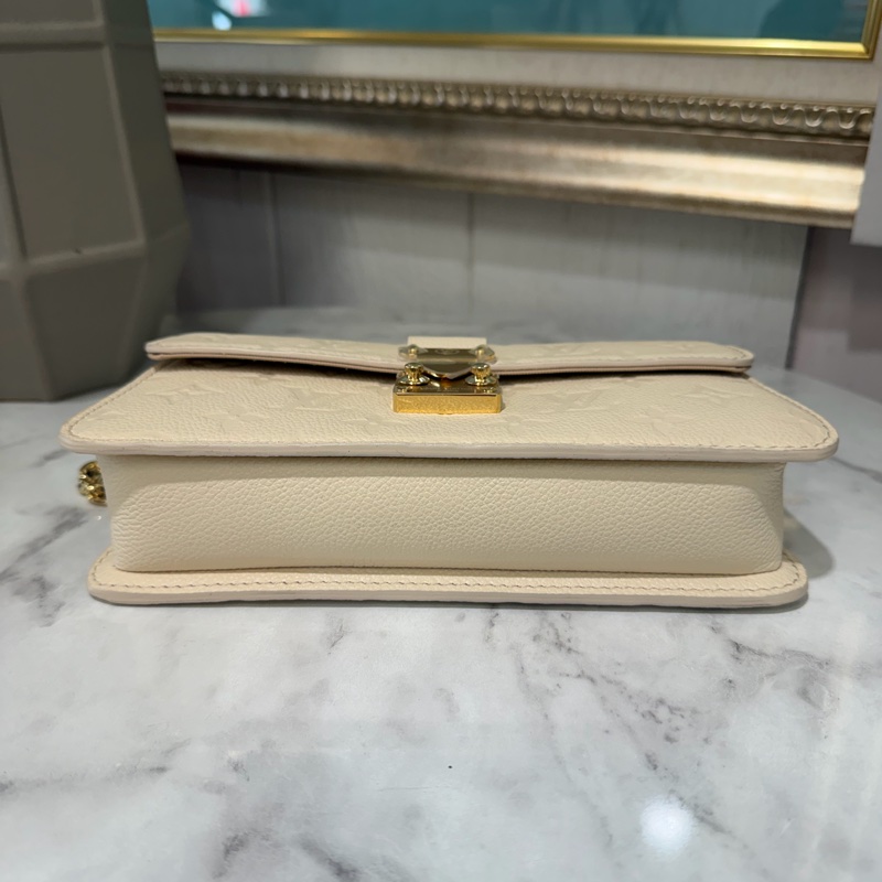 LV 白牛皮壓紋WalletOnChain Metis金釦下蓋肩背鍊包M82836-7