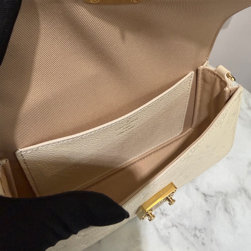 LV 白牛皮壓紋WalletOnChain Metis金釦下蓋肩背鍊包M82836-8