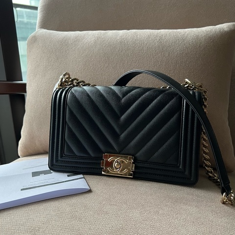 CHANEL Boy 25 V紋粒面牛皮口蓋包 - 黑淡金25開