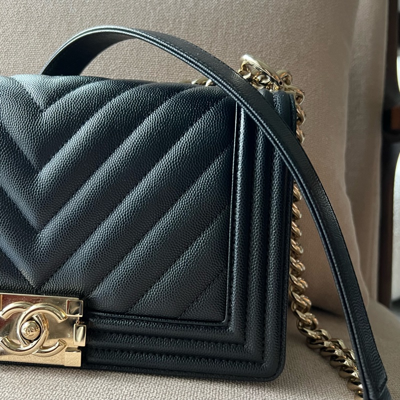 CHANEL Boy 25 V紋粒面牛皮口蓋包 - 黑淡金25開-2