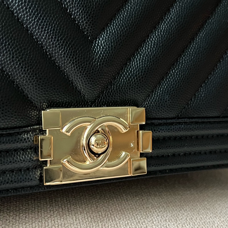 CHANEL Boy 25 V紋粒面牛皮口蓋包 - 黑淡金25開-3