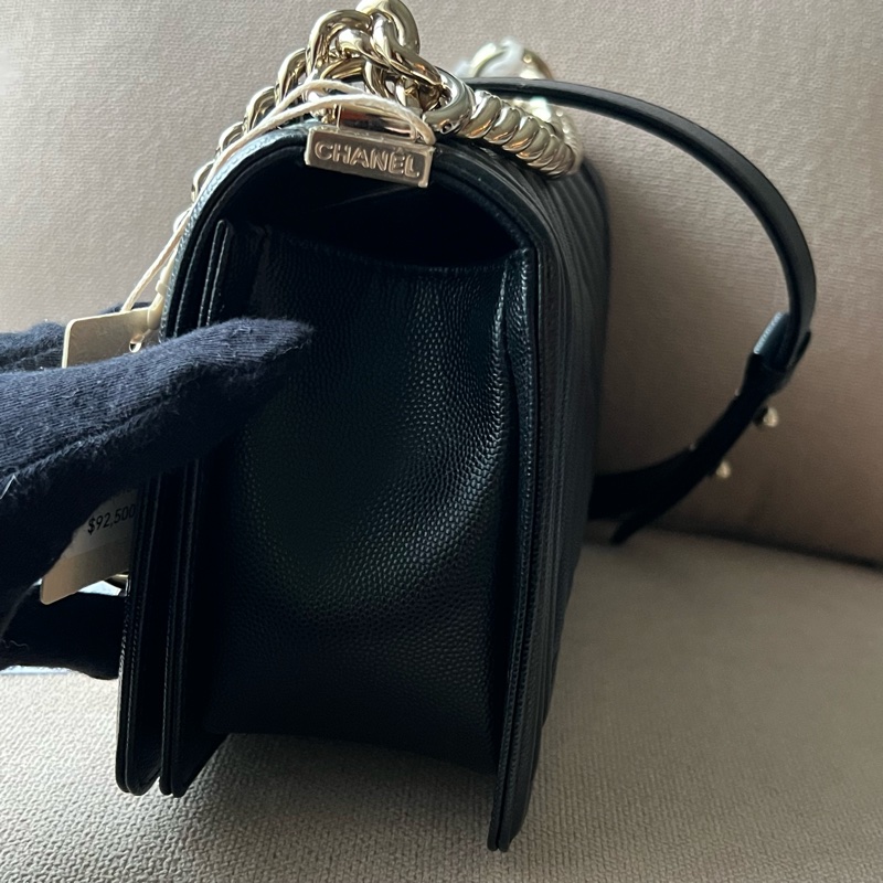 CHANEL Boy 25 V紋粒面牛皮口蓋包 - 黑淡金25開-5