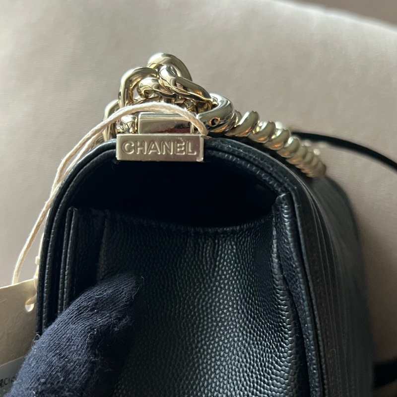 CHANEL Boy 25 V紋粒面牛皮口蓋包 - 黑淡金25開-6