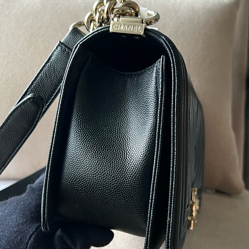 CHANEL Boy 25 V紋粒面牛皮口蓋包 - 黑淡金25開-7