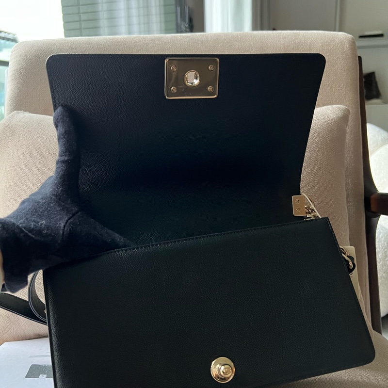 CHANEL Boy 25 V紋粒面牛皮口蓋包 - 黑淡金25開-9