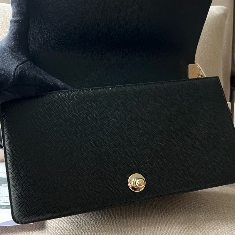 CHANEL Boy 25 V紋粒面牛皮口蓋包 - 黑淡金25開-10