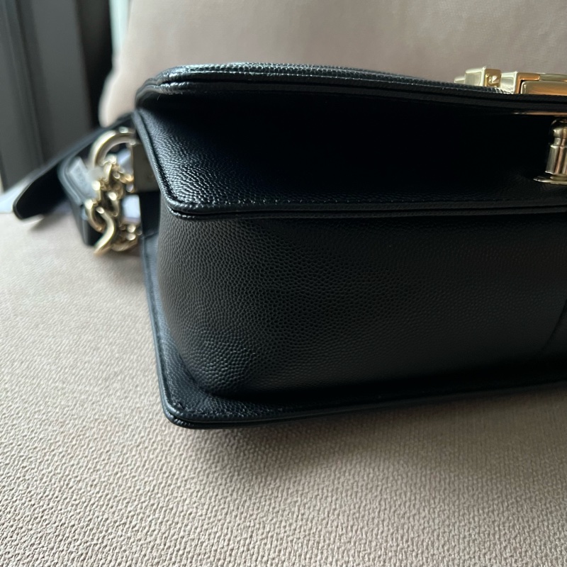 CHANEL Boy 25 V紋粒面牛皮口蓋包 - 黑淡金25開-14