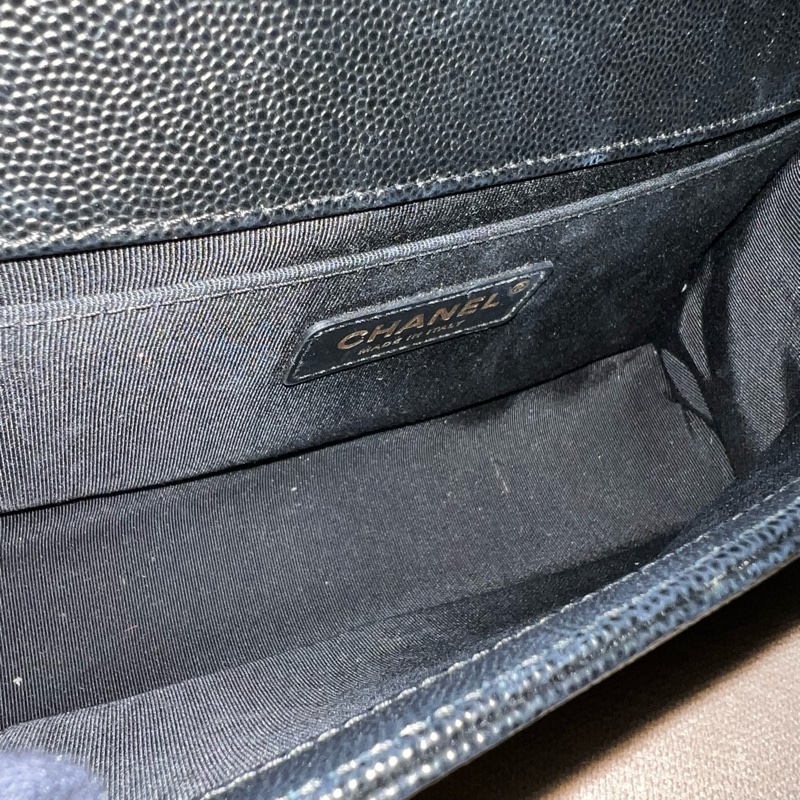 CHANEL Boy 25 V紋粒面牛皮口蓋包 - 黑淡金25開-16