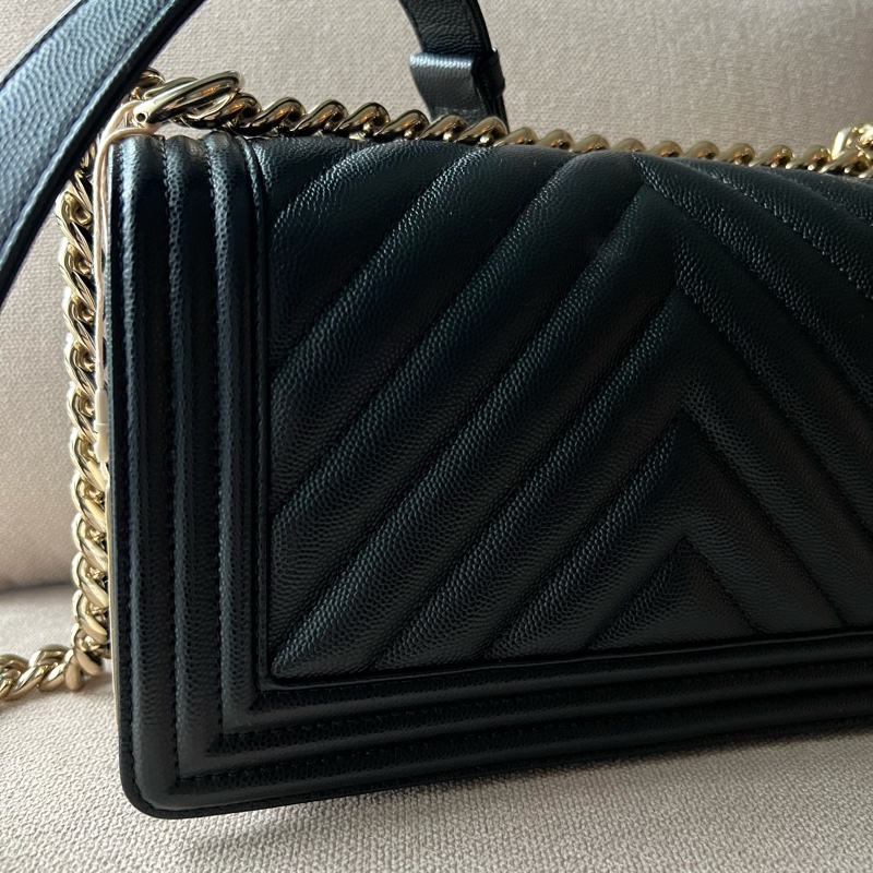 CHANEL Boy 25 V紋粒面牛皮口蓋包 - 黑淡金25開-21