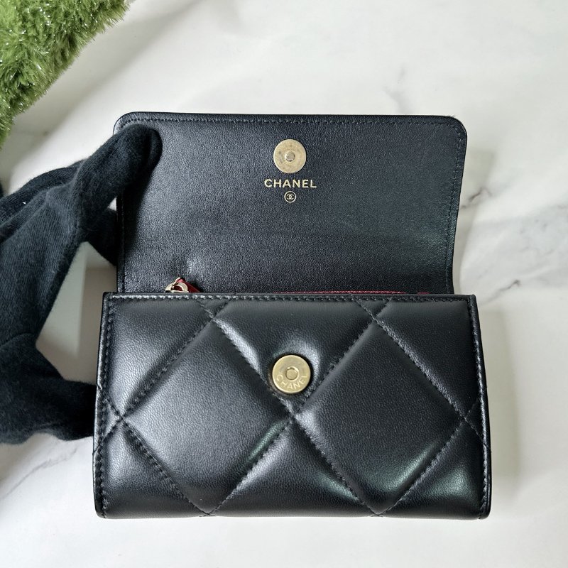 CHANEL 19黑金翻蓋中夾-4