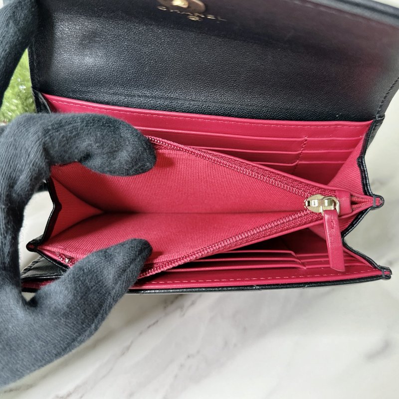 CHANEL 19黑金翻蓋中夾-6