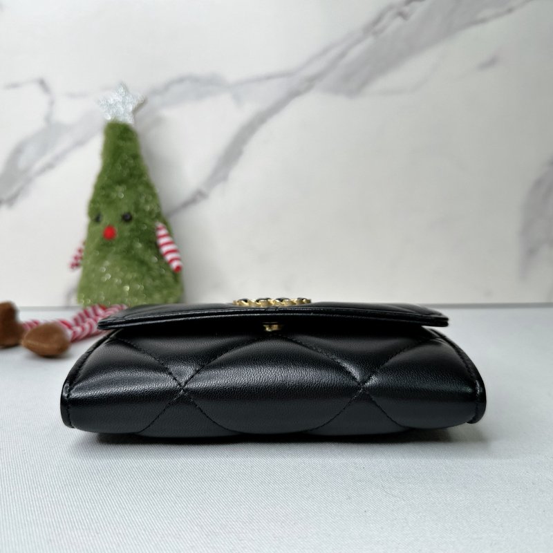 CHANEL 19黑金翻蓋中夾-8