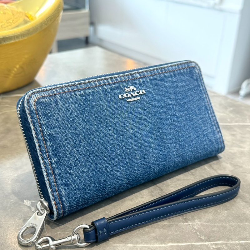 ｛全新品✨丹寧不退流行💙｝ Coach 牛仔拉鍊手掛式長夾 （可拆）-0