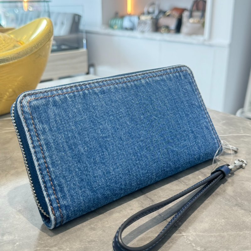 ｛全新品✨丹寧不退流行💙｝ Coach 牛仔拉鍊手掛式長夾 （可拆）-1