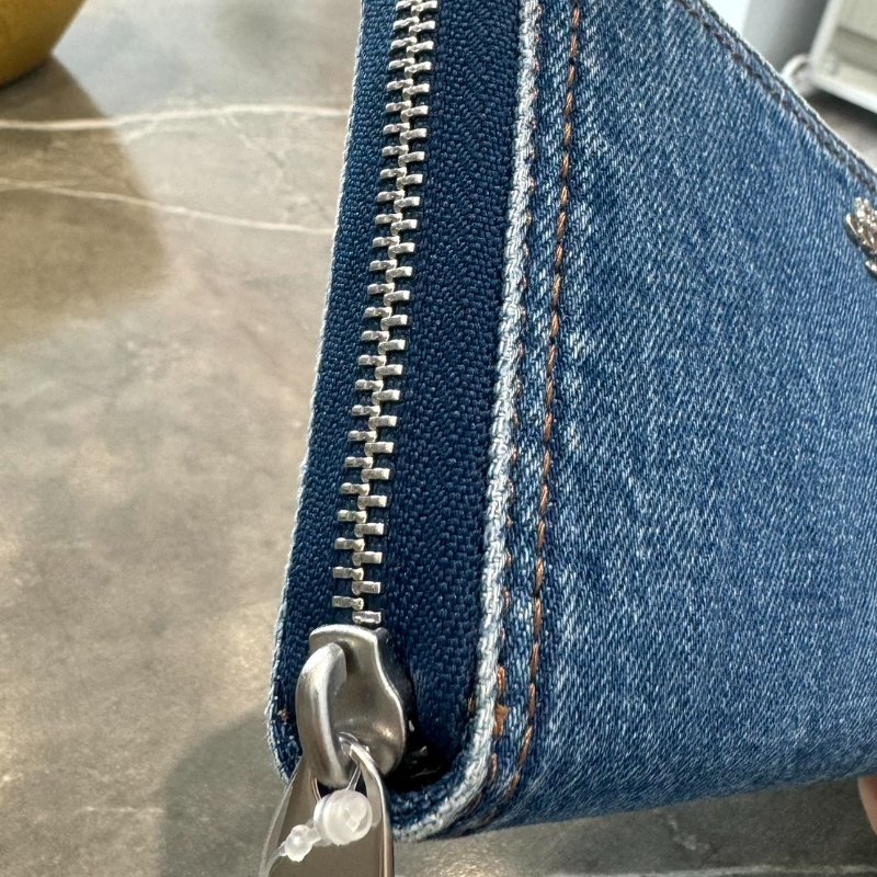 ｛全新品✨丹寧不退流行💙｝ Coach 牛仔拉鍊手掛式長夾 （可拆）-7