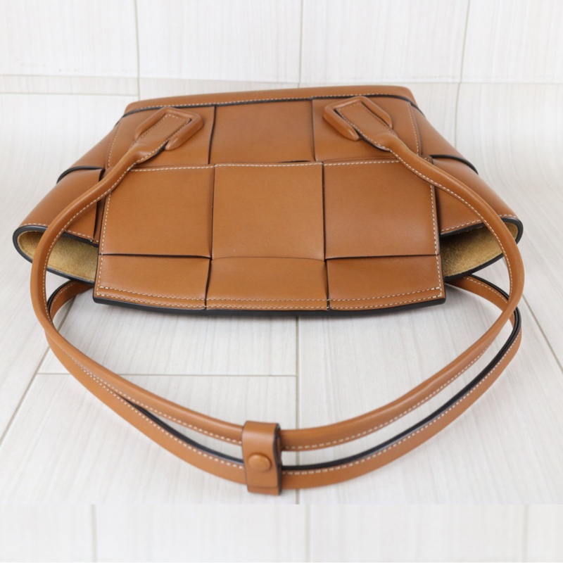 BV Arco 金棕色手提腋下包-4