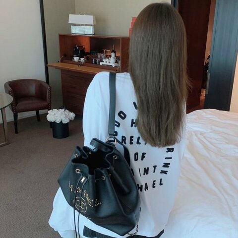 Chanel 黑金鉚釘字母logo全皮水桶包 23*28*17 98新配件塵袋