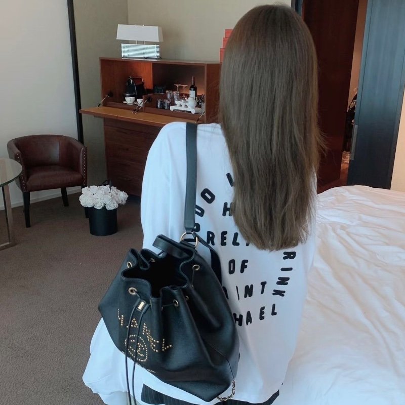 Chanel 黑金鉚釘字母logo全皮水桶包 23*28*17 98新配件塵袋-0