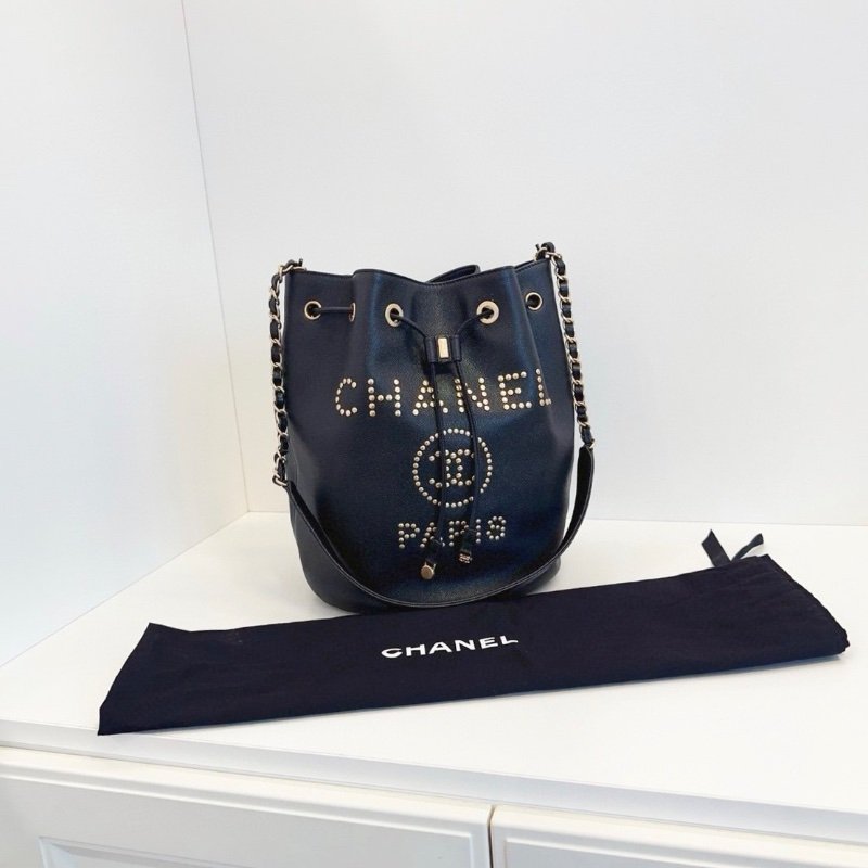 Chanel 黑金鉚釘字母logo全皮水桶包 23*28*17 98新配件塵袋-1