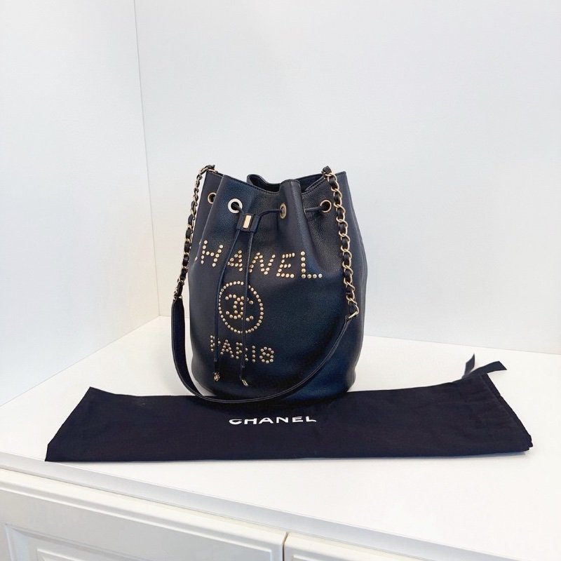 Chanel 黑金鉚釘字母logo全皮水桶包 23*28*17 98新配件塵袋-2