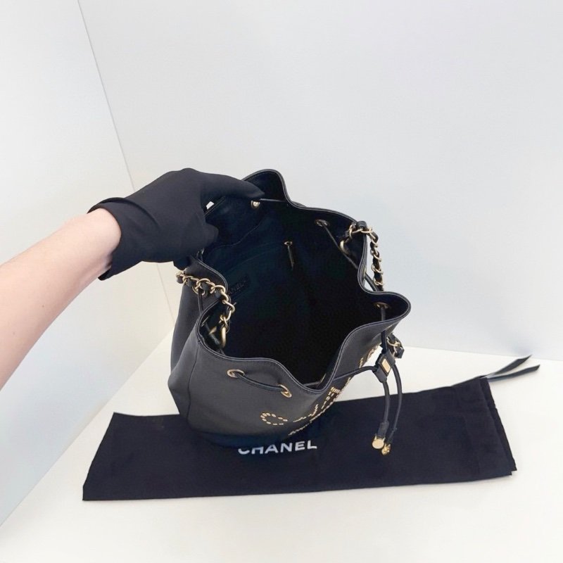 Chanel 黑金鉚釘字母logo全皮水桶包 23*28*17 98新配件塵袋-5