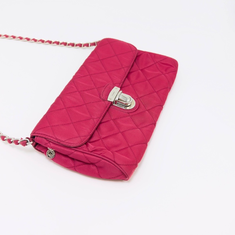 PRADA 玫紅色尼龍菱格肩背斜背包25*15*4 98新配件保卡塵袋-5