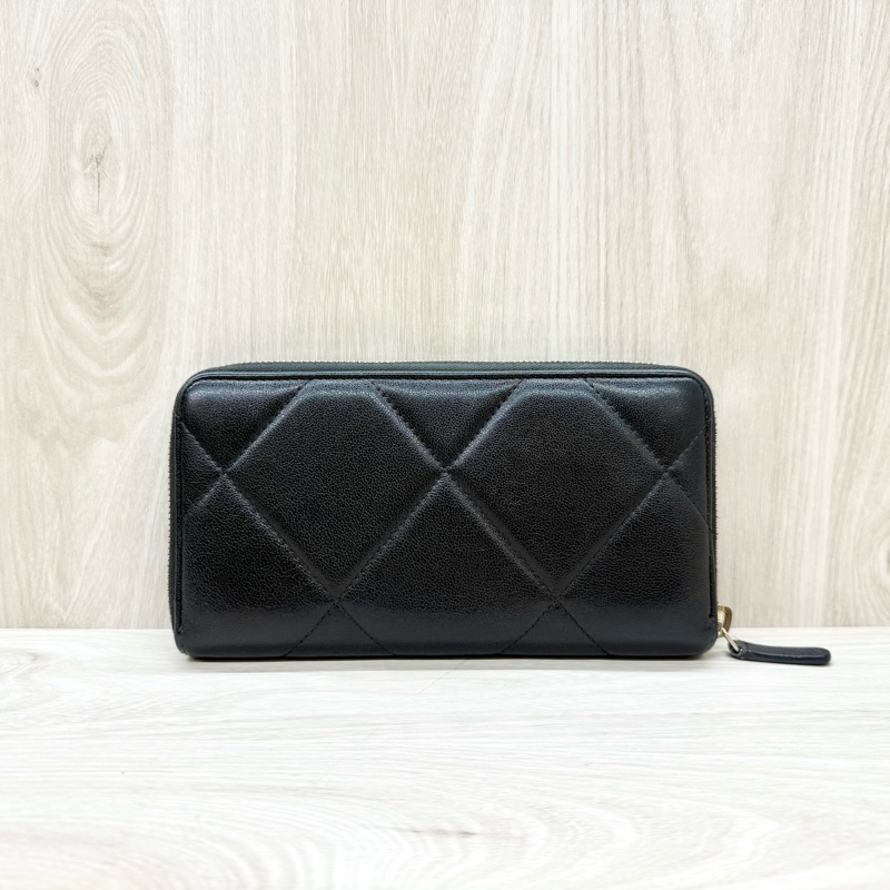 CHANEL黑金羊皮19桃紅內裡ㄇ拉長夾-1