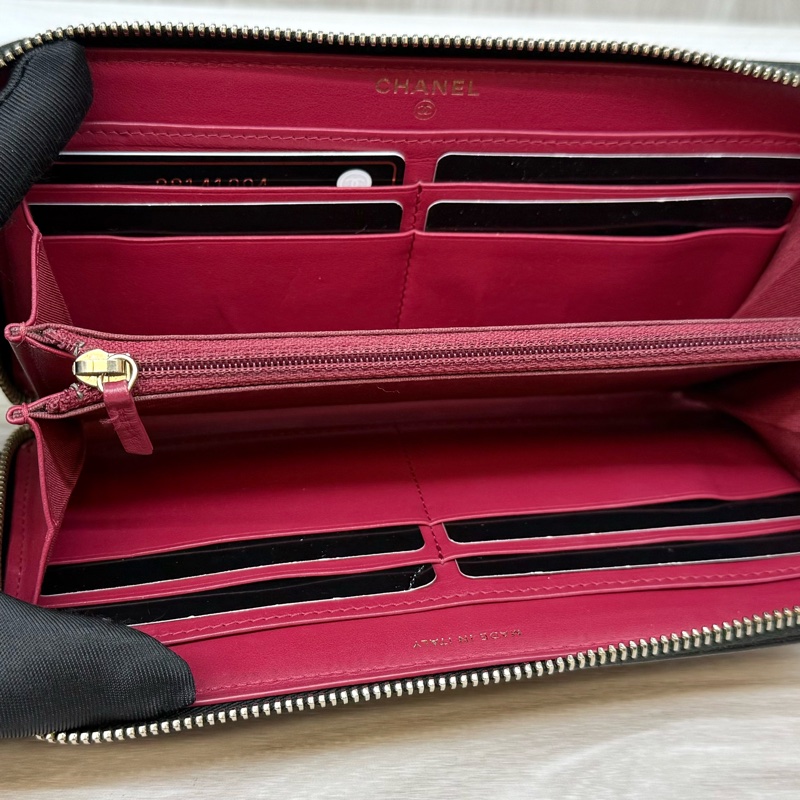 CHANEL黑金羊皮19桃紅內裡ㄇ拉長夾-14